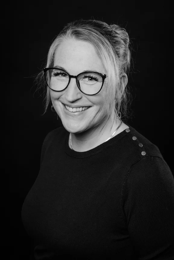 Portrait von Martina Mörs. sw Foto. Sie lächelt.